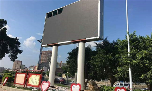广州交通户外双立柱LED显示屏案例